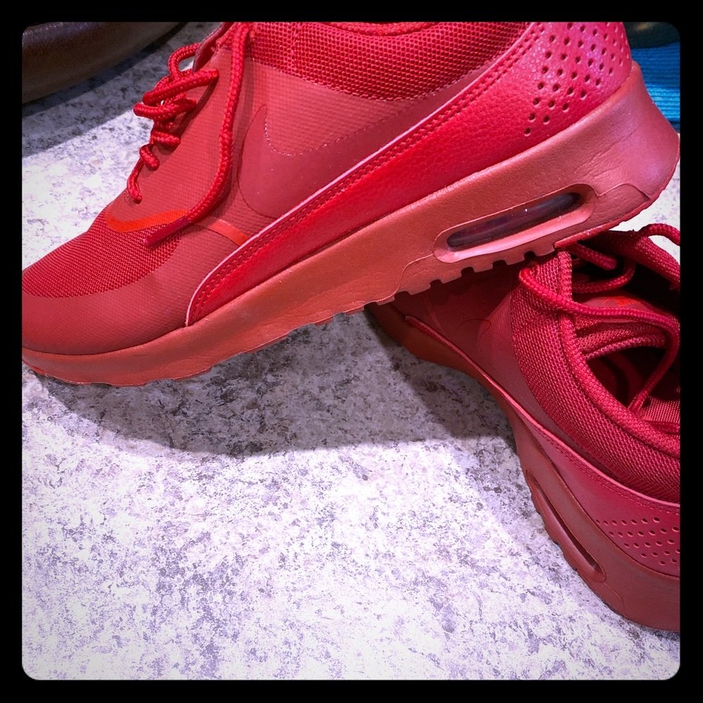 RED NIKE AIR MAX THEA!